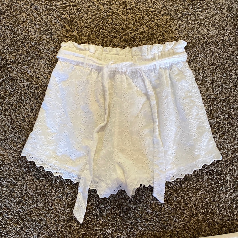 Women’s white shorts - Picture 1 of 3